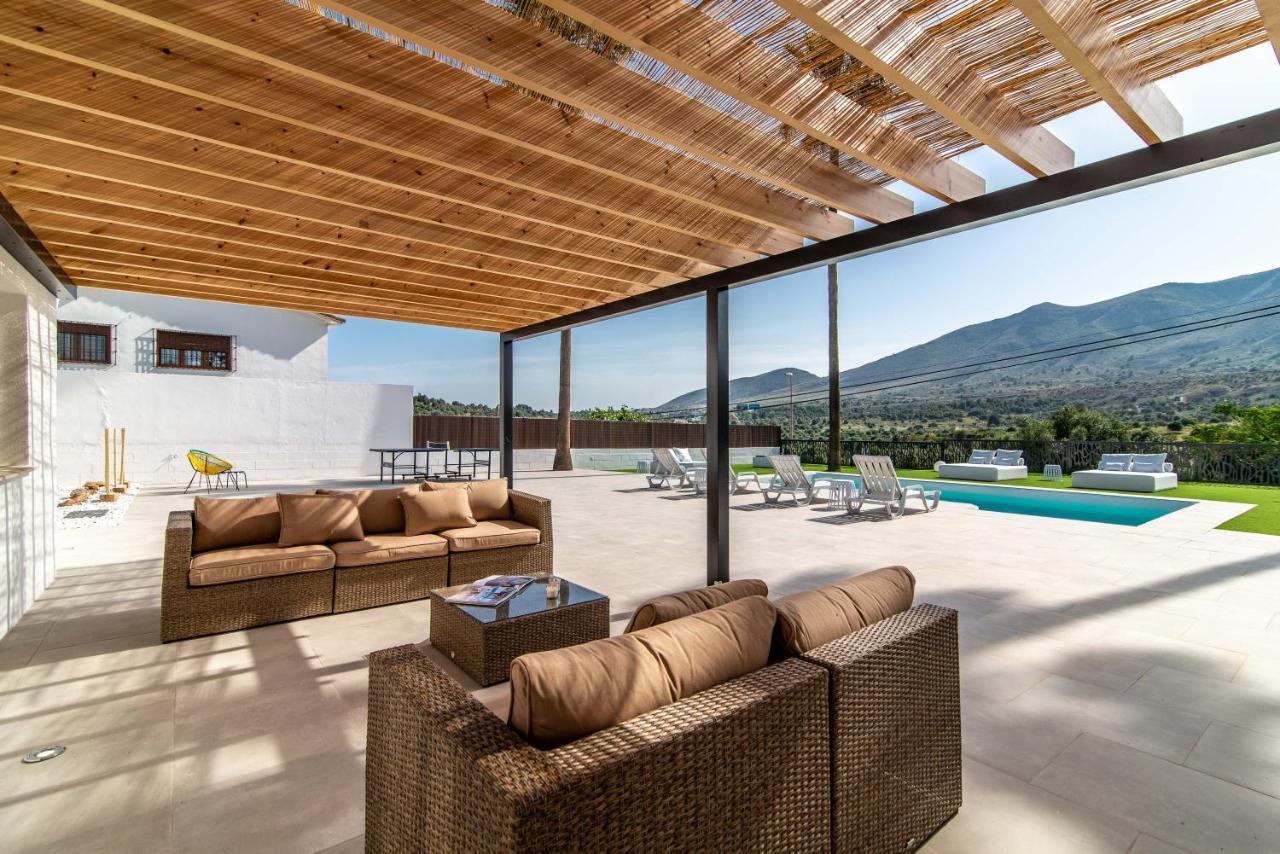 Palm Tree Villa - 5Bdr Paradise Pool / Chill Out Beds توريمولينوس المظهر الخارجي الصورة